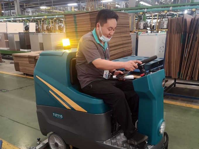 青岛某知名电器制造企业采购TANLI坦力驾驶式洗地机