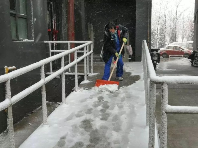 两股冷空气来袭，物业要及时做好防雪、防滑、防冻措施。